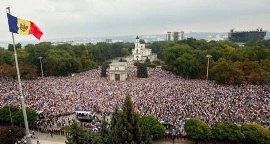 Khoảng 35.000 - 40.000 người tham gia tuần hành ở thủ đô Chisinau. Ảnh: EPA