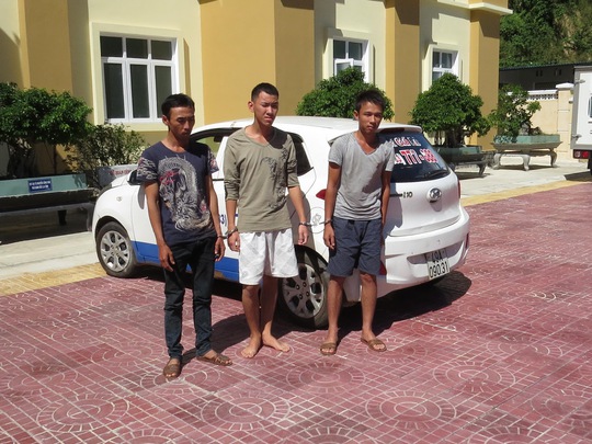 
3 đối tượng bị bắt tại cơ quan công an - Ảnh Công an tỉnh Kon Tum

