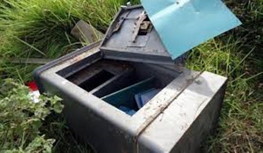 
Một két sắt bị trộm mang ra ngoài đục phá (ảnh minh họa internet)
