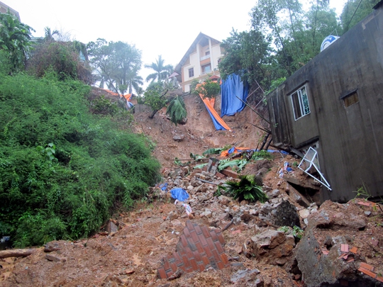 Nhiều nhà dân bị đổ sập trong trận mưa lũ lịch sử
