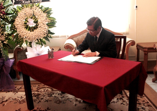 
Ông Hứa Ngọc Thuận, Phó Chủ tịch Ủy ban Nhân dân Thành phố HCM viết sổ tang

