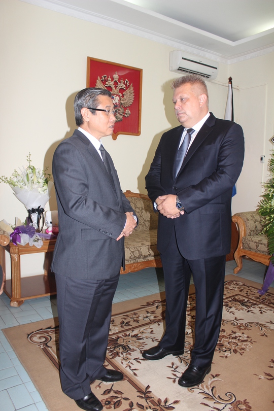 
Ông Hứa Ngọc Thuận, Phó Chủ tịch UBND TP HCM (trái) thăm hỏi Tổng lãnh sự Nga tại TPHCM Alexey V. Popov (phải)

