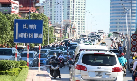 Tắc đường nghiêm trọng một chiều khiến nhiều người đi từ cầu vượt Nguyễn Chí Thanh xuống liều mình đi sang phần đường ngược chiều