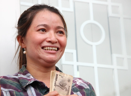 Chị Hồng nở nụ cười hiền hậu khi nhận được 5 triệu yen vào ngày 2-6.