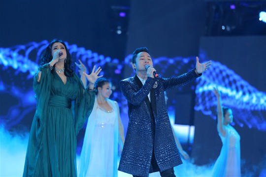 
Ca sĩ Thanh Lam và Tùng Dương trình diễn ca khúc khát vọng trong chương trình khai mạc.
