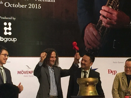 
Nghệ sỹ saxophone nổi tiếng người Mỹ Kenny G thích thú khi được tặng trống đồng Việt Nam

