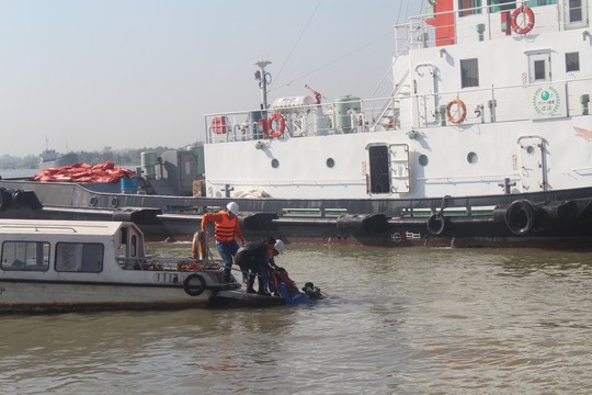 Trong kịch bản, có cả tình huống thủy thủ chữa cháy bị rơi xuống sông, được người nhái cứu và yê sơ cứu, đưa vào bệnh viện