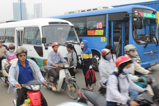 Xe buýt không thể lưu thông khiến nhiều hành khách phải xin xuống dù chưa đến trạm dừng