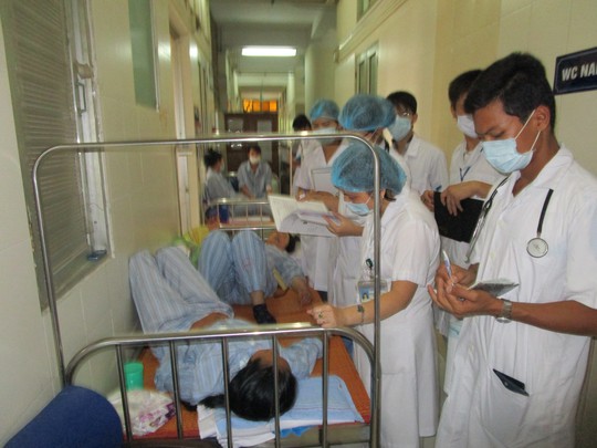 
Giường ở hành lang BV bệnh nhiệt đới Trung ương, bệnh nhân cũng phải nằm ghép do quá tải bệnh nhân SXH

