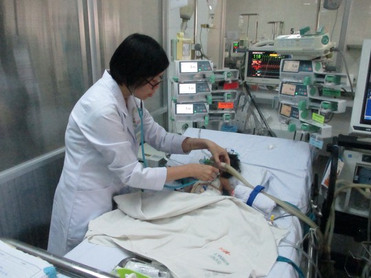 
Bé Nguyễn Thị Ngọc Nhi đang được điều trị hậu phẫu tại khoa Hồi sức ngoại
