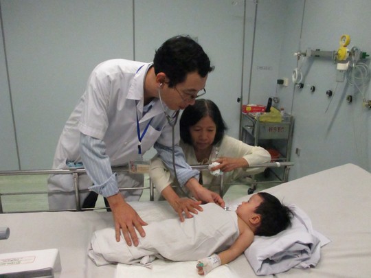 Bé P. vẫn đang được điều trị tại phòng cách ly của khoa Hồi sức tích cực - chống độc, Bệnh viện Nhi Đồng 1