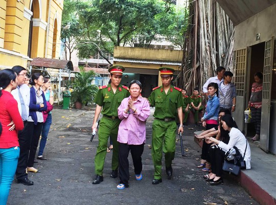 
Bị cáo Nguyễn Minh Tân bị dẫn giải ra xe
