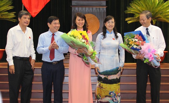 
Tân PCT UBND TP  Nguyễn Thị Thu (giữa) và Tân PCT UBND TP Lê Văn Khoa (bìa phải) nhận hoa chúc mừng từ Chủ tịch HĐND TP
