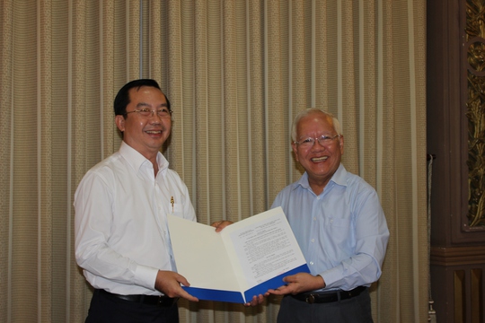 
Ông Trần Thế Thuận (trái) nhận quyết định bổ nhiệm chức Chủ tịch UBND quận 1 (Ảnh: Ph.Anh)

