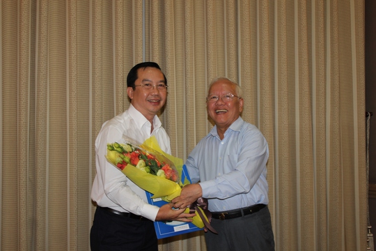 
Chủ tịch UBND TP Lê Hoàng Quân chúc mừng ông Trần Thế Thuận (Ảnh: Ph.Anh)
