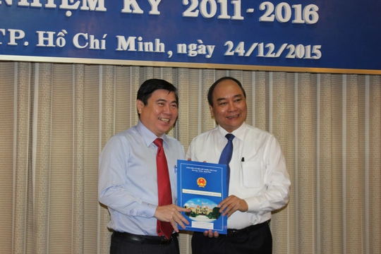
Phó Thủ tướng Chính phủ Nguyễn Xuân Phúc trao quyết định cho tân Chủ tịch UBND TP Nguyễn Thành Phong (bên trái)
