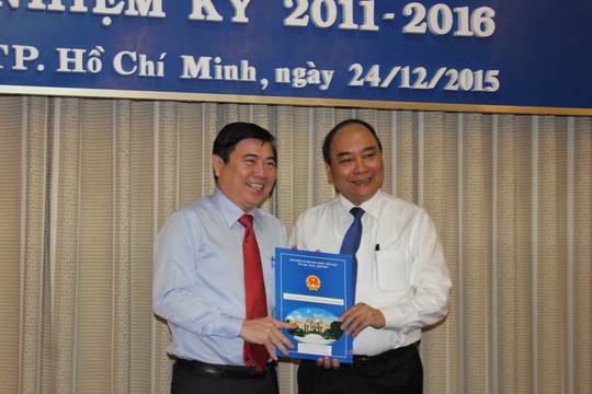 
Ông Nguyễn Thành Phong trong ngày nhận quyết định làm Chủ tịch UBND TP.
