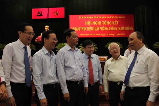 
Phó Thủ tướng Nguyễn Xuân Phúc (bìa phải) trao đổi với các đại biểu tại hội nghị.
