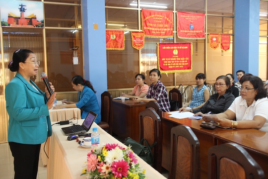 
Báo cáo viên Nguyễn Thị Thu Thảo, Phó Ban Nữ công LĐLĐ TP HCM, tại buổi tuyyên truyền
