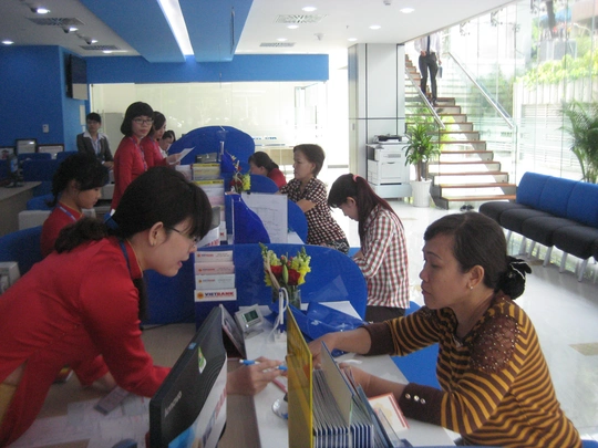 Người dân giao dịch tại VietBank chi nhánh TPHCM