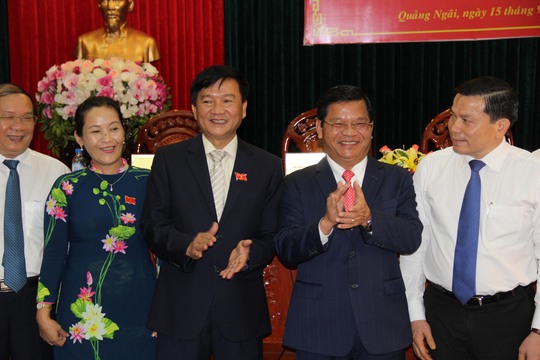 Ông Trần Ngọc Căng (giữa) được bầu giữ chức Chủ tịch UBND tỉnh Quảng Ngãi. Ảnh: T.Trực
