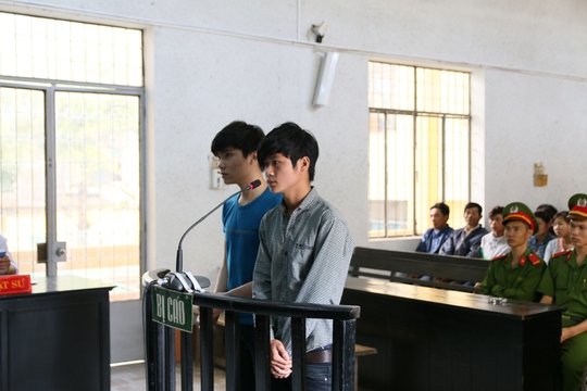 
Võ Tấn Vương (bên trái) và Trương Minh Thiên tại phiên tòa sơ thẩm

