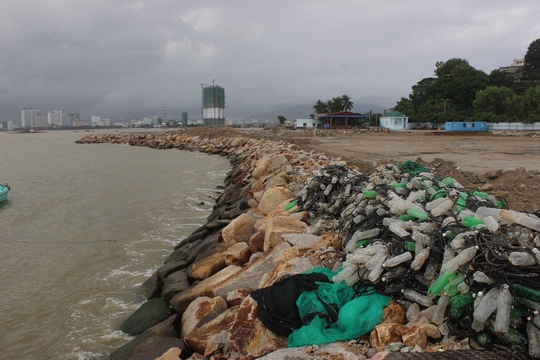 Kè biển lấn vịnh Nha Trang trái phép - ảnh Kỳ Nam