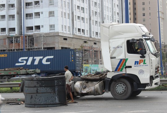 Một cuộn sắt nặng hàng chục tấn rơi xuống làn đường ô tô