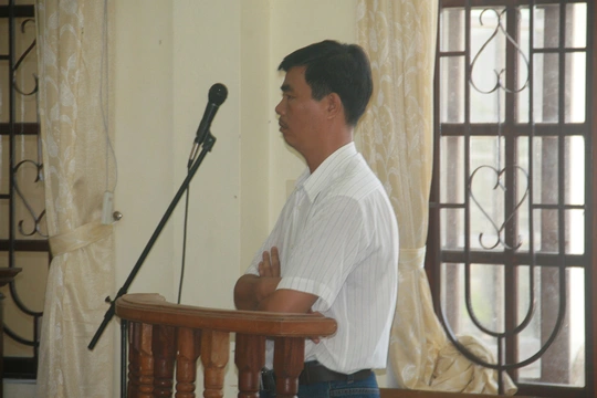 Bị cáo Nguyễn Đức Đạo vòng tay suốt phiên tòa