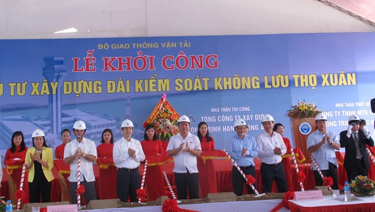 
Lãnh đạo Bộ GTVT và lãnh đạo tỉnh Thanh Hóa phát lệnh khởi công xây dựng Đài kiểm soát không lưu Thọ Xuân - Ảnh: Văn Duẩn
