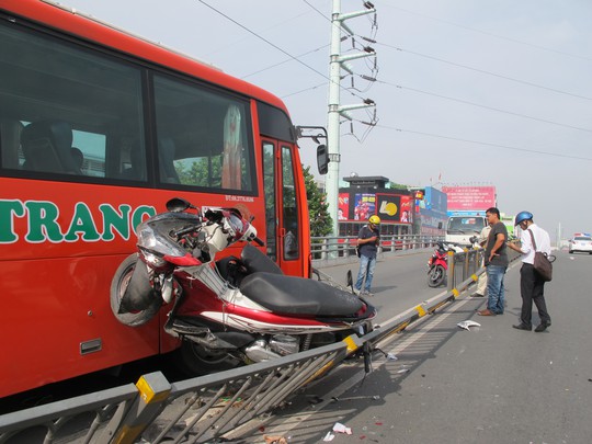 Hàng loạt xe bị tông như thế này