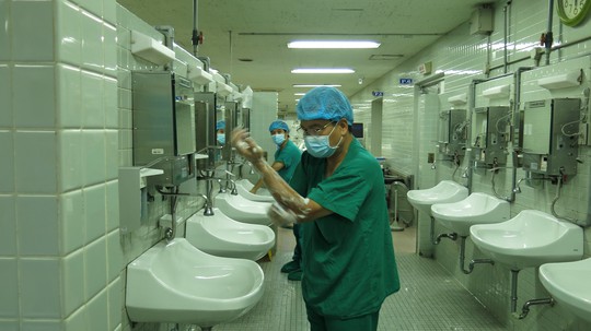 GS Nguyễn Hữu Ước, Trưởng Khoa Tim mạch lồng ngực rửa tay trước khi vào cuộc phẫu thuật lấy tạng từ người cho chết não tại BV Chợ Rẫy