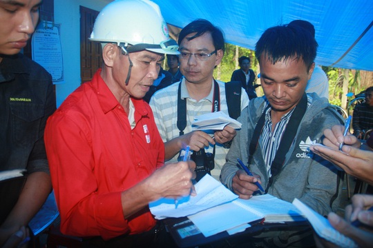 Ông Hồ Minh Linh, Chủ tịch xã Tiên Cảnh thông tin sự việc với các phóng viên
