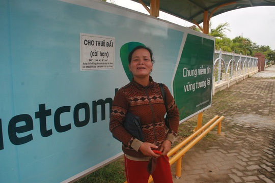 Bà Mai Thị Hữu, một trong những hành khách dài cổ chờ xe buýt