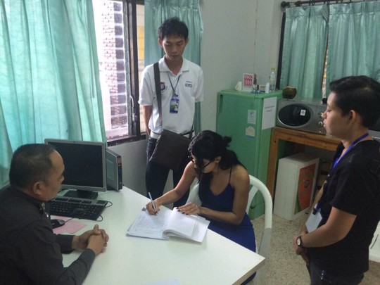 Hình ảnh khi Leyli Chupani ký xác nhận tự nguyện rời khỏi cuộc thi