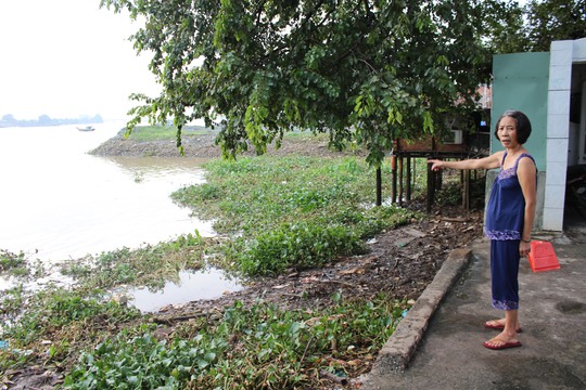 Bà Đoàn Thị Kim Anh cho biết người dân ở khúc sông này khổ sở vì rác rưởi tấp vào phía dưới khu vực dự án bỏ hoang