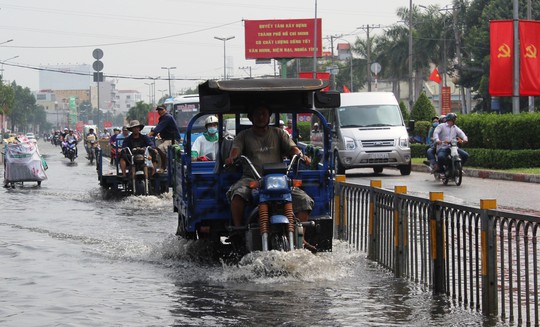 
Mưa xuống, nước ngập là cảnh tượng quen thuộc đối với nhiều người sống tại cửa ngõ phía tây thành phố. 
