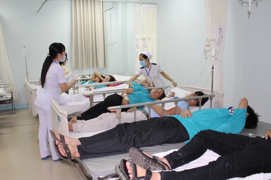 
Hàng loạt công nhân bị ngộ độc được đưa vào Bệnh viện Đa khoa Đồng Nai tối 17-11
