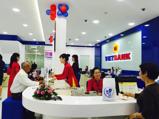 Người dân mở sổ tiết kiệm tại Vietbank chi nhánh Cần Thơ