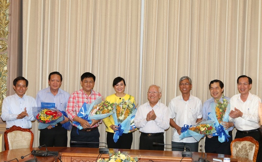
Chủ tịch UBND TP Lê Hoàng Quân (thứ 5, từ trái sang) trao quyết định bổ nhiệm cán bộ sáng 13-11.
