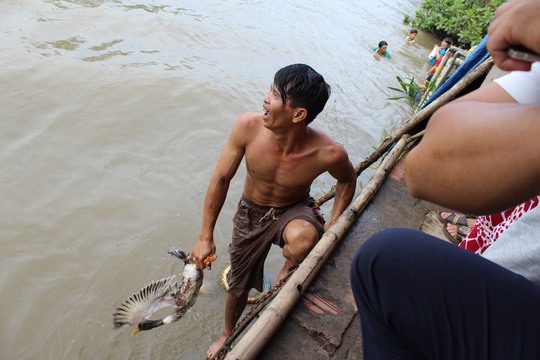 Một người dân vui mừng khi có chiến lợi phẩm