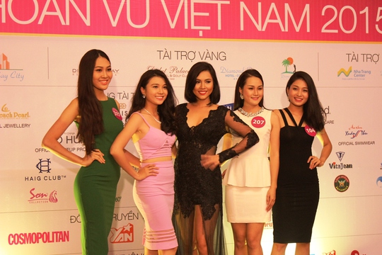Á hậu Việt Nam 2010 Vũ Hoàng My (giữa) chụp ảnh cùng các thí sinh