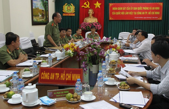 
Thiếu tướng Lê Đông Phong (đứng) vừa được Bộ Công an bổ nhiệm làm Giám đốc Công an TP HCM.

