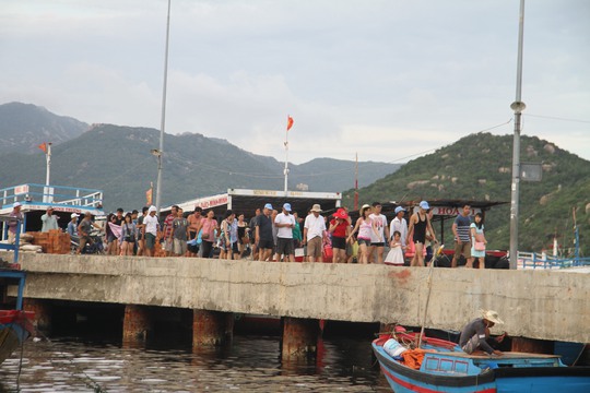 
Trở lại Bình Ba sau ngày “Quy chế đảm bảo an ninh, an toàn căn cứ quân sự Cam Ranh” có hiệu lực (6-11-2015) khách vẫn về đảo thăm thú.
