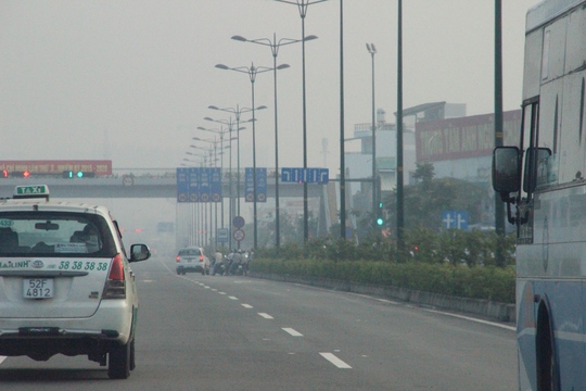 Đường Phạm Văn Đồng (đoạn thuộc quận Bình Thạnh) mờ ảo trong màn sương.