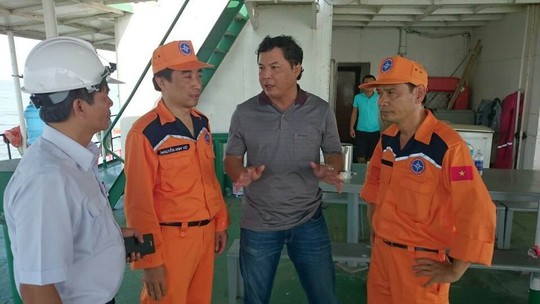
Ông Nguyễn Đình Việt, Cục phó Cục Hàng hải Việt Nam, cùng lực lượng tìm kiếm cứu nạn bàn phương án trục vớt tàu

