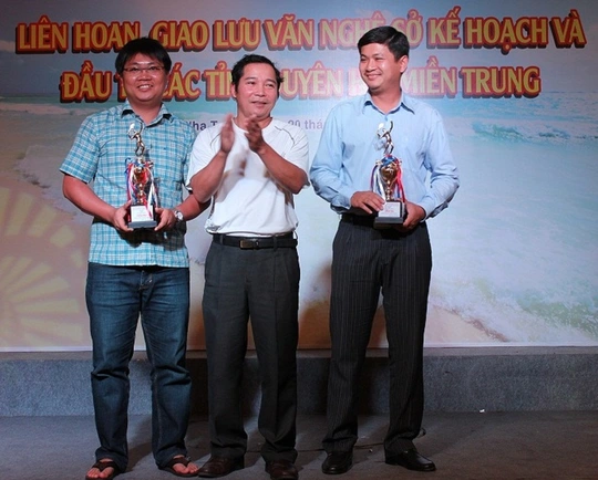 
Việc bổ nhiệm ông Lê Phước Hoài Bảo (bìa phải) làm giám đốc sở ở tuổi 30 khiến dư luận rất quan tâm Ảnh: Sở KH-ĐT Quảng Nam
