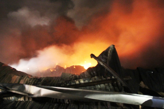 
Đám cháy thiêu rụi xưởng rộng 500 m2 sản xuất mũ bảo hiểm ở huyện Bình Chánh (TP HCM) vào cuối năm 2015.
