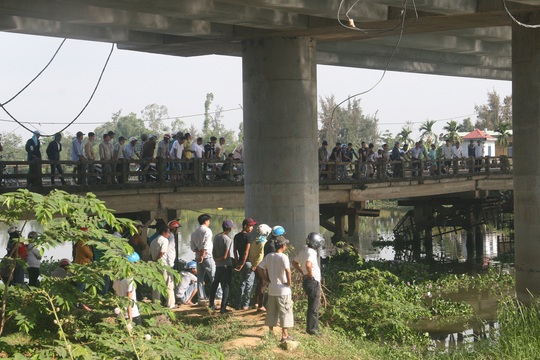 
Người dân tập trung phía dưới cầu xem quá trình tìm kiếm và vớt thi thể T.
