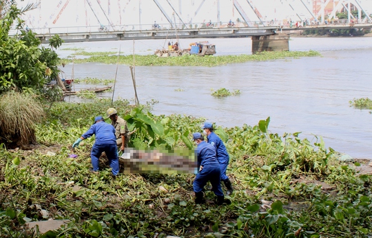 
Thi thể nạn nhân được đưa lên bờ, phục vụ cho công tác khám nghiệm pháp y
